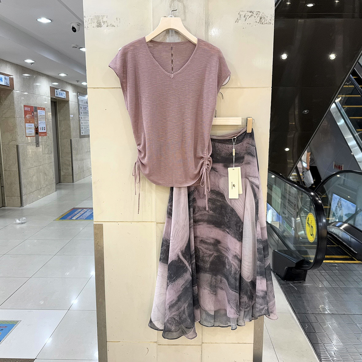 QDMEIWEN 26A-1046 后背镂空侧抽绳V领针织上衣+水墨半身裙两件套