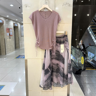 QDMEIWEN 26A-1046 后背镂空侧抽绳V领针织上衣+水墨半身裙两件套