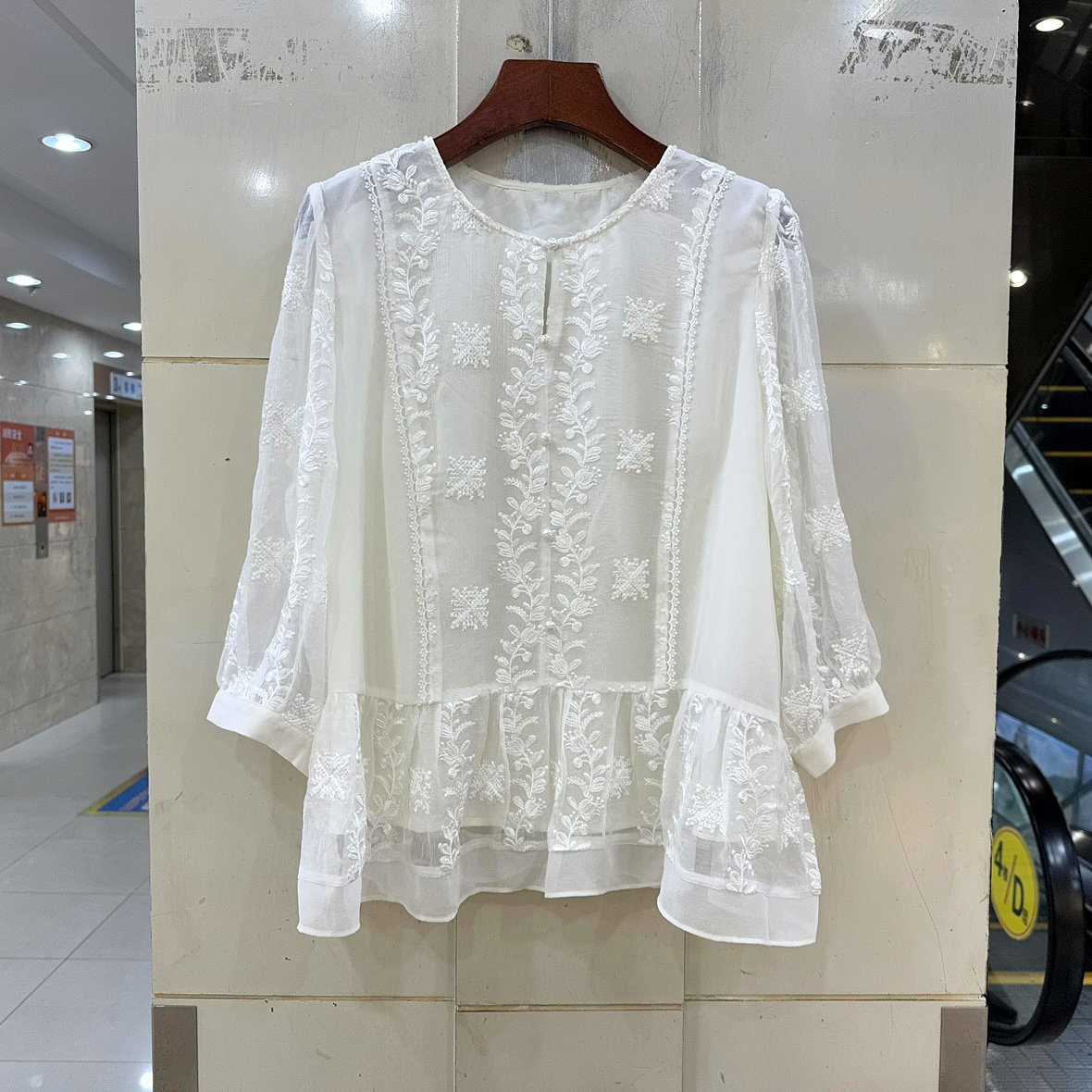 37617 镂空洞钉珠圆领蕾丝刺绣花下荷叶边七分袖桑蚕丝衬衣小衫夏