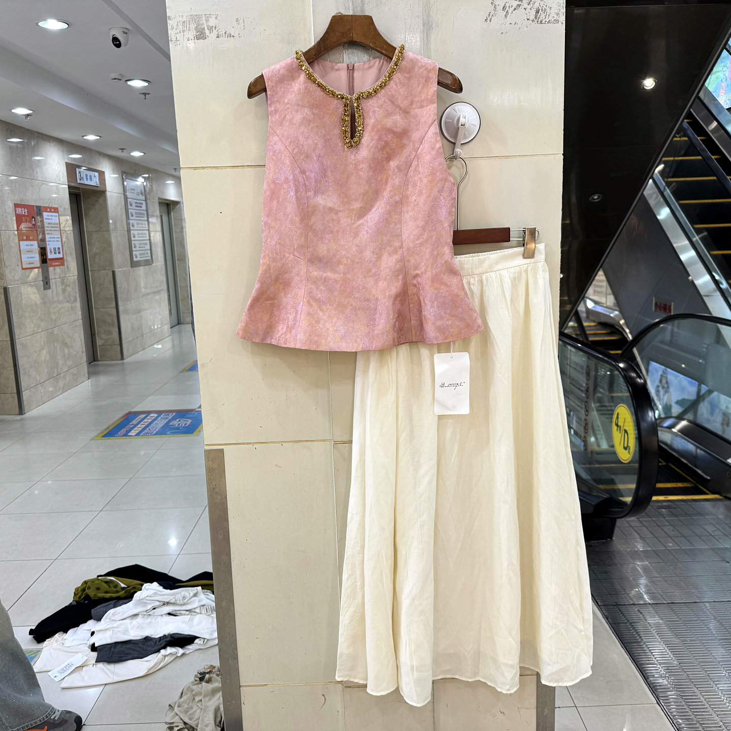 柏多伊俪0698 镶钻镂空洞圆领下荷叶边醋酸马甲上衣半身裙两件套