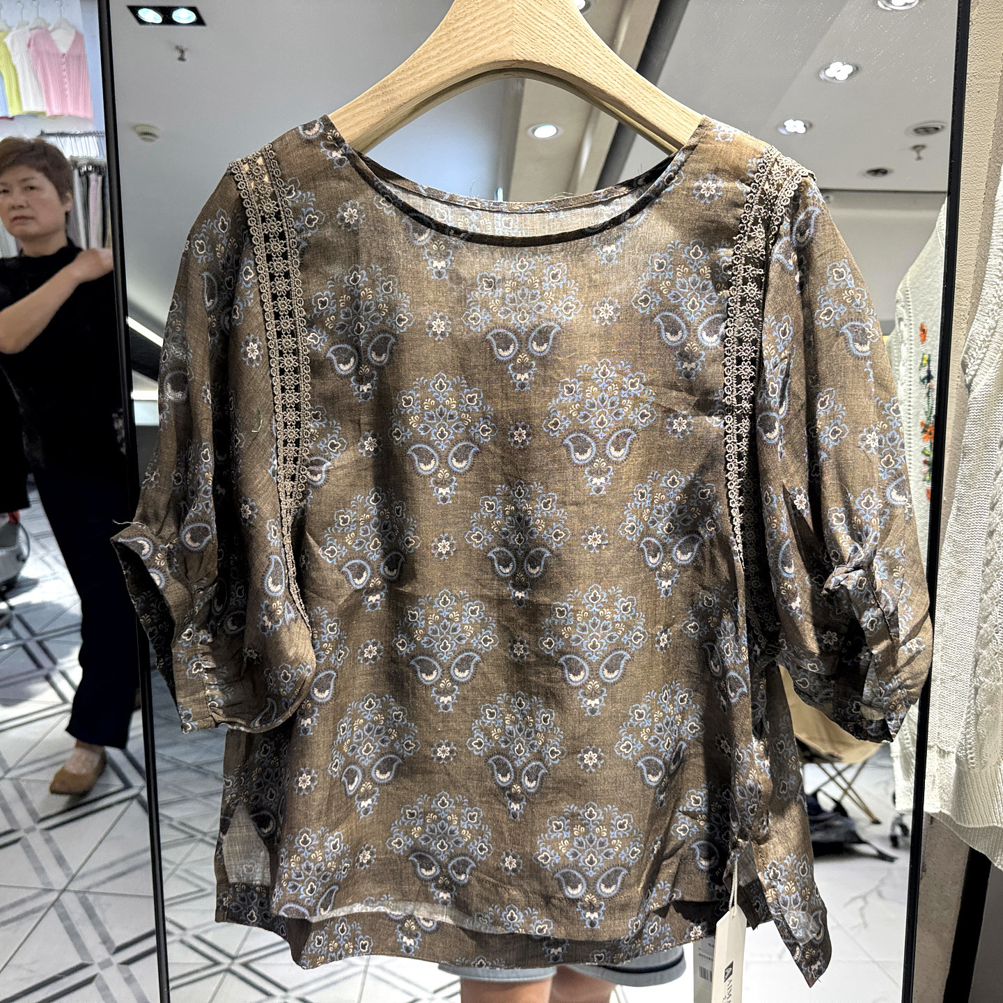 艾嫚伊88239 双肩镂空蕾丝泡泡袖腰果花复古舒适苎麻衬衫上衣夏装