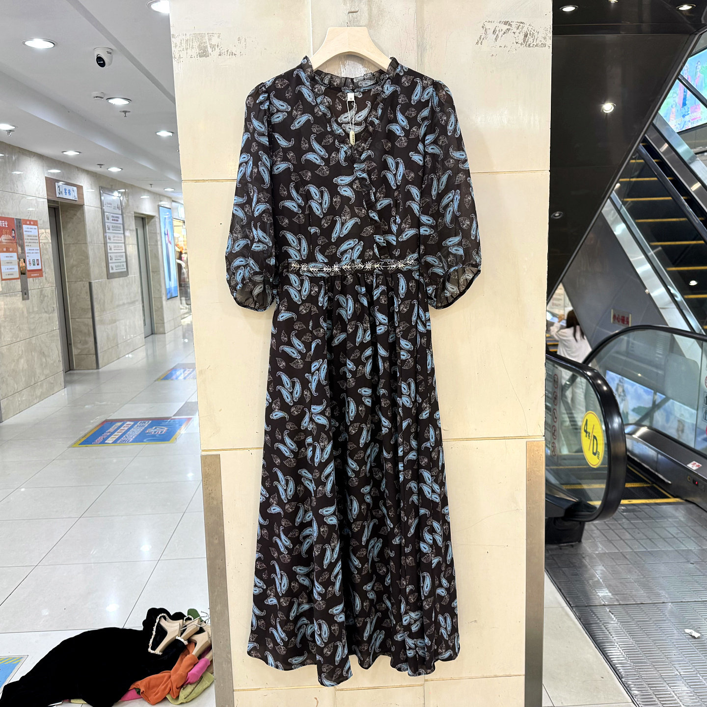 艾尔菲洋26A-B8010 镶钻后系带腰V领灯笼七分袖腰果花中长连衣裙