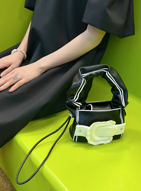 chaos monster小众原创腋下包 线条撞色抽绳包可爱学院风单肩斜挎