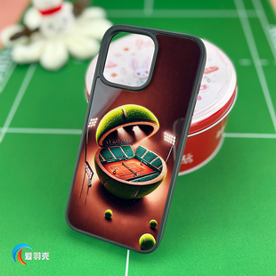 爱羽壳原创《球中网球场》手机壳创意设计网球主题硅胶黑边适用于iphone16promax苹果15plus14pm13高级小众