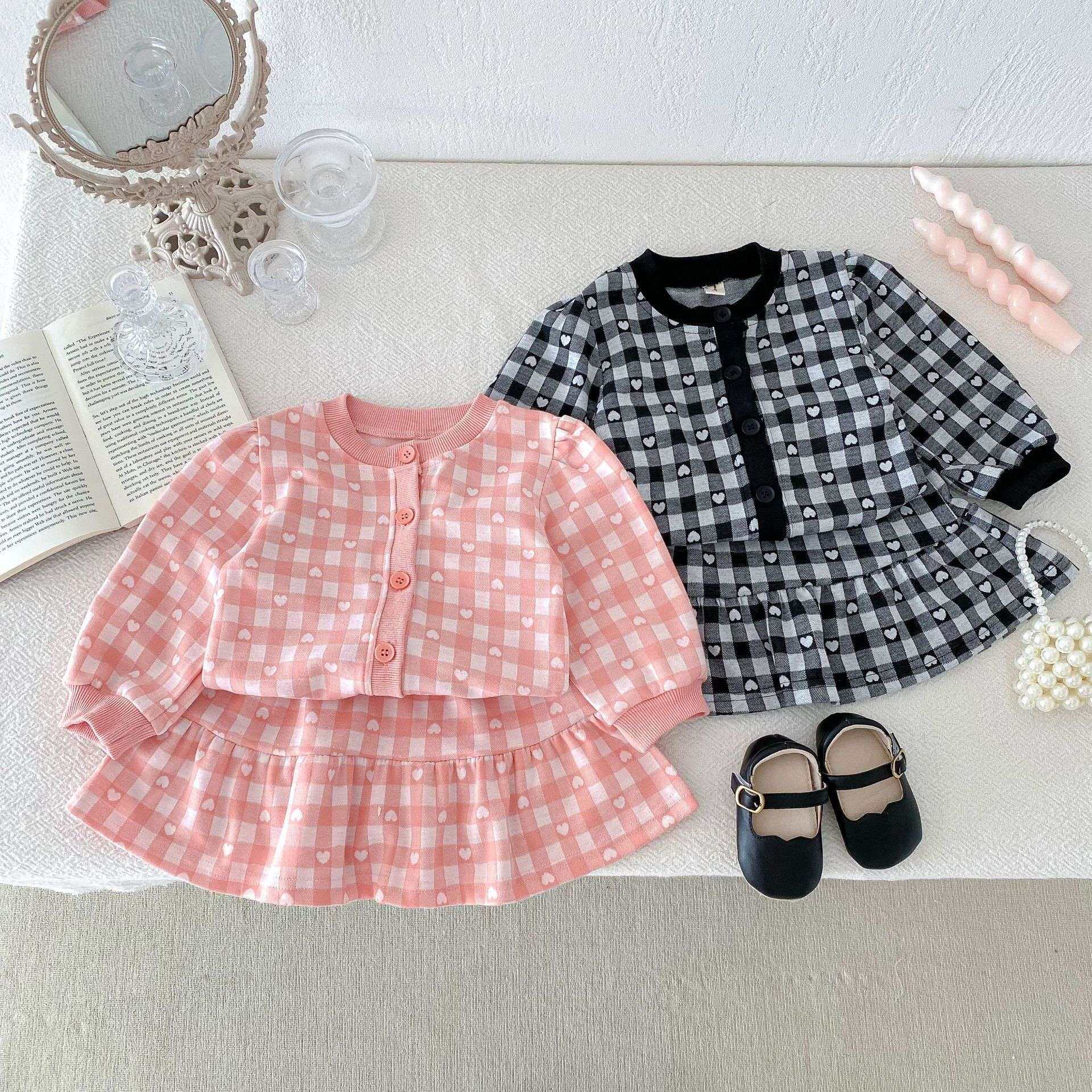 2026秋季新款1-8岁韩版女童套装爱心格子开衫外套短裙公主两件套