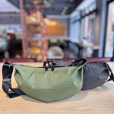 高级时尚包包女2025新款超火轻便男女运动斜挎包休闲牛津布旅游包