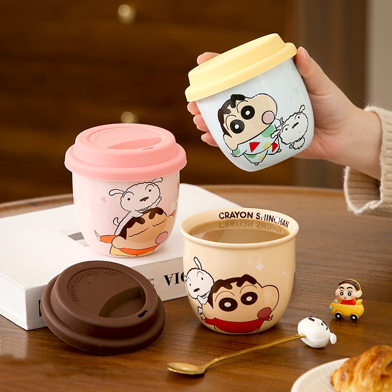 蜡笔小新手握咖啡杯子早餐拿铁杯