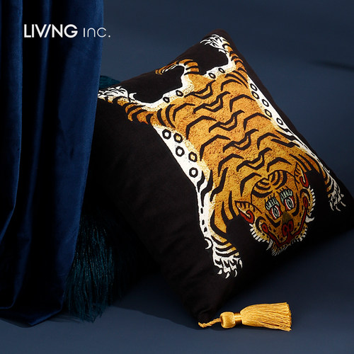 LIVINGinc.藏虎抱枕厚垂流苏