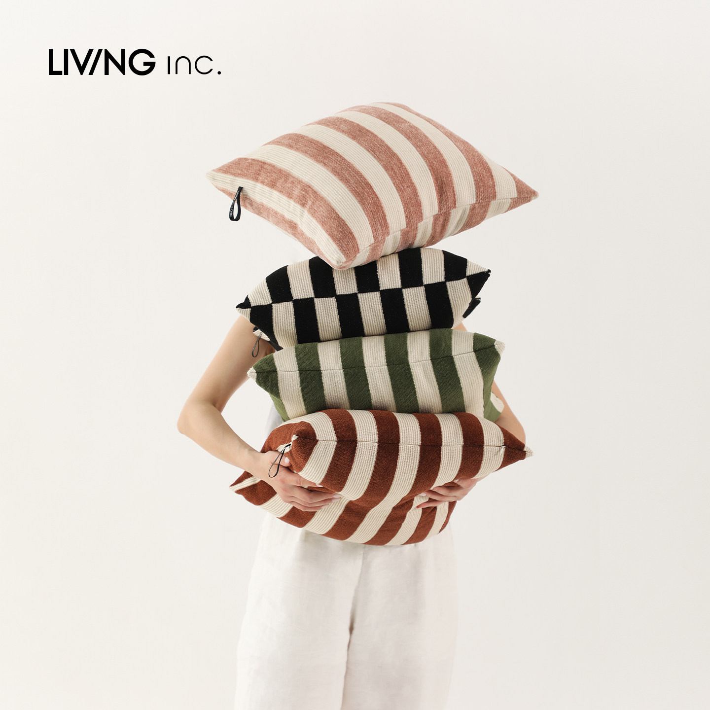 LIVINGinc.松弛雪尼尔条纹抱枕