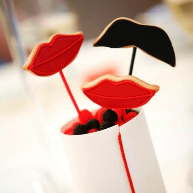 嘴唇红唇胡子造型翻糖糖霜饼干手工情人节礼物甜品台回礼伴手礼
