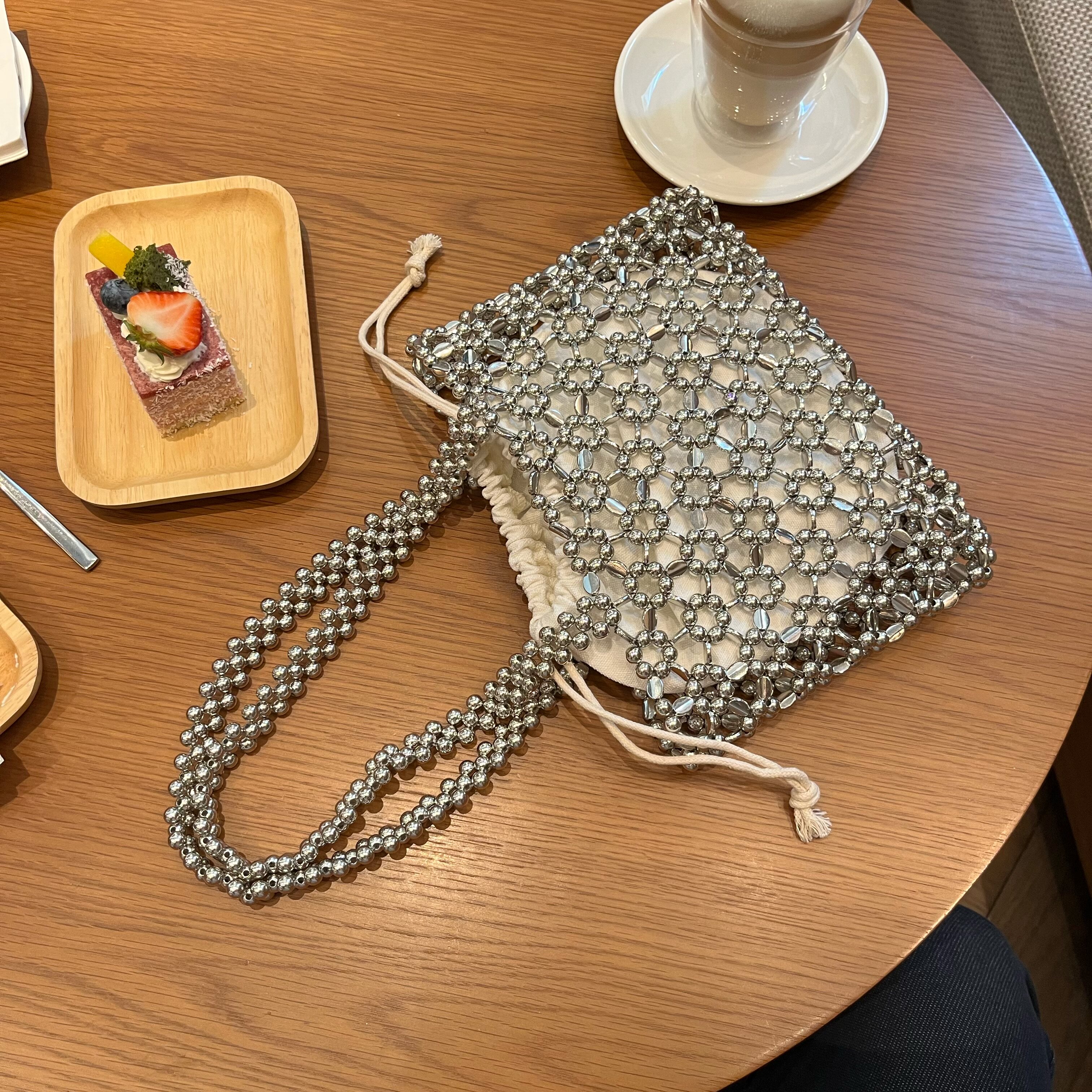 小众设计闪闪银色串珠包