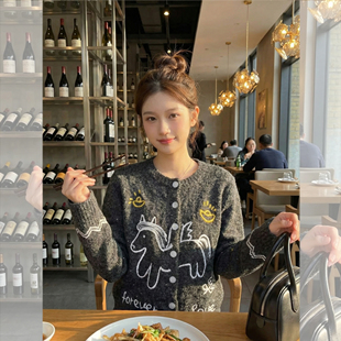 钟菲菲毛衣女款2026新款刺绣宽松针织衫开衫外套过年红马年羊毛衣