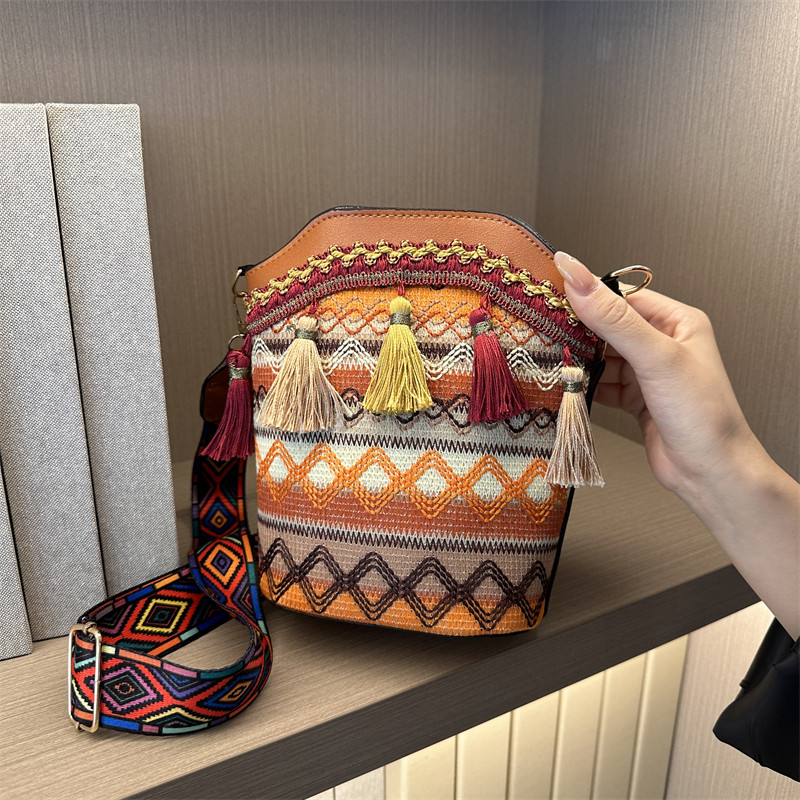 新款民族风小众时尚潮单肩包斜跨女生包包高颜值高级可爱流苏女包