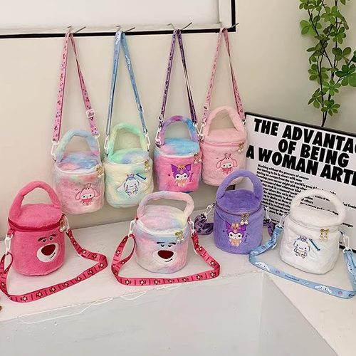 新款休闲美乐蒂女包包毛绒水桶包少女心儿童卡通斜跨包女生化妆包