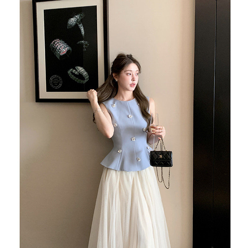 杨小卷miu系千金感穿搭 设计感蓝色掐腰上衣女收腰无袖背心高级感图片