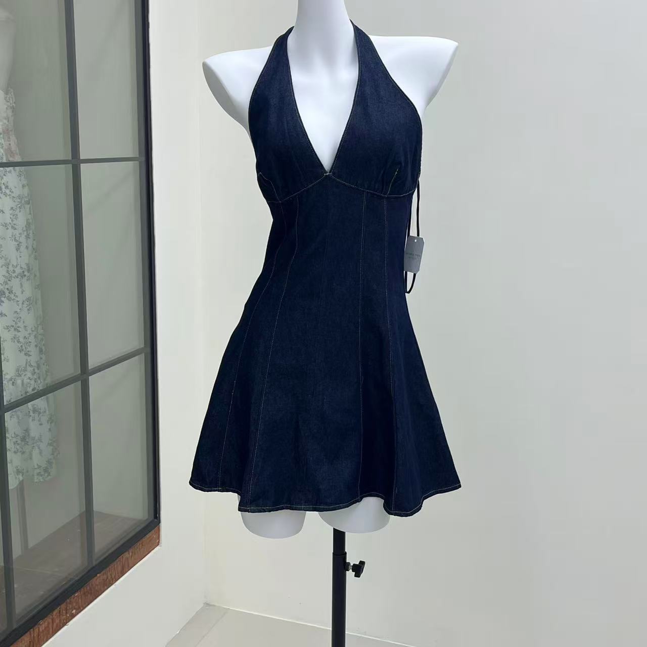 V领立裁连衣裙挂脖中裙