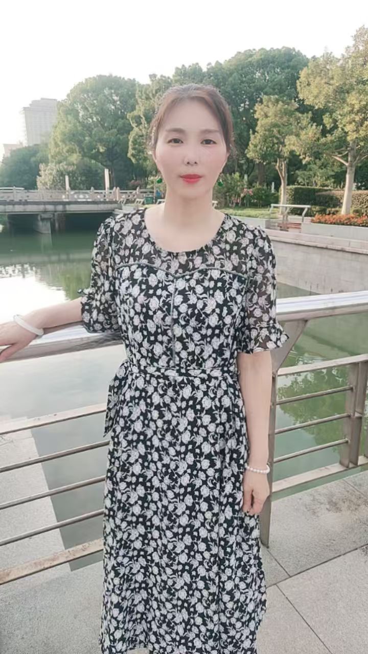 新款夏季时尚圆领宽松显瘦遮肉黑底白花碎花短袖连衣裙