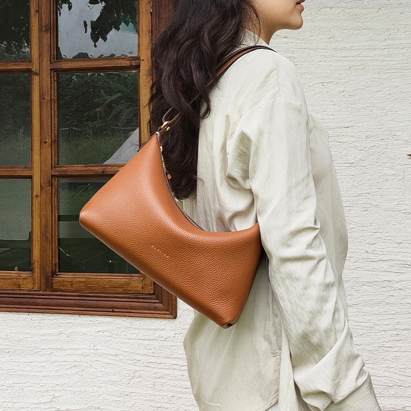 万里马法式腋下包法棍包枕头包头层牛皮单肩月牙包通勤百搭腋下包