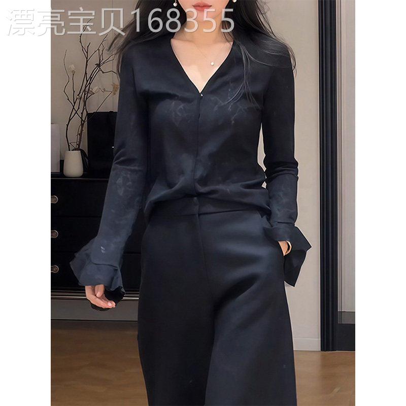 黑色V领喇叭袖上衣女士2026春季新款韩系极简风修身显瘦长袖衬衫
