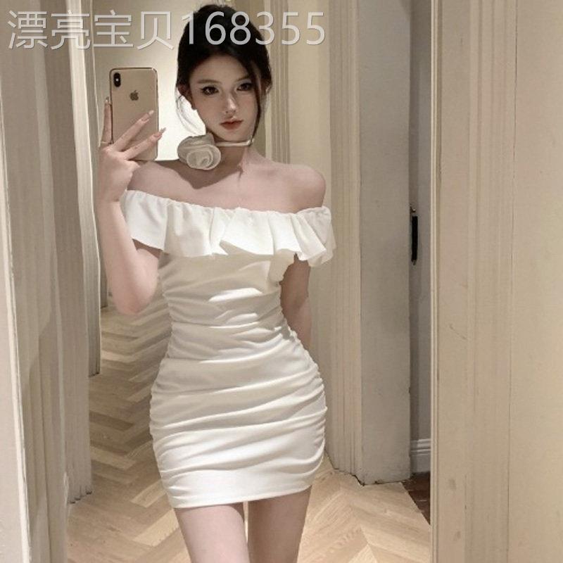 纯欲白色荷叶边一字肩连衣裙女夏季2025新款修身显瘦褶皱包臀短裙