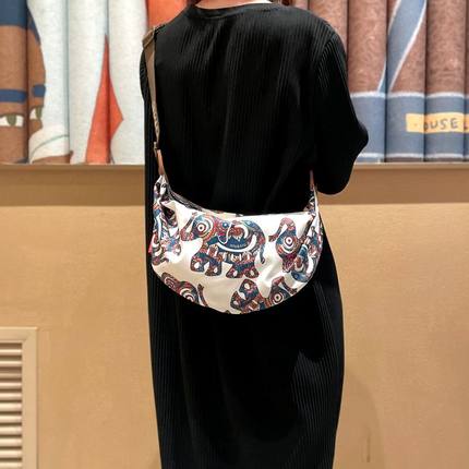大容量超火包包女2025新款帆布女包饺子包休闲运动轻便女士斜挎包