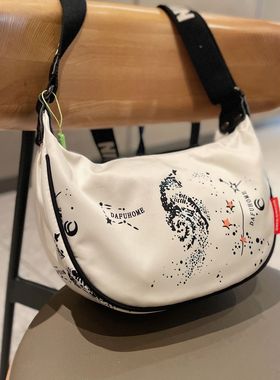 超火包包女2025新款饺子包女士斜挎包休闲帆布轻便旅游外出小布包