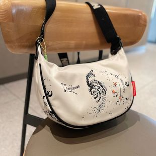 超火包包女2025新款 饺子包女士斜挎包休闲帆布轻便旅游外出小布包