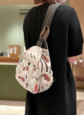 轻便旅游小双肩包女2025新款超火三用女士斜挎包外出休闲背包胸包