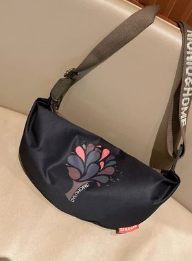 轻便超火包包女2025新款高级洋气牛津布饺子包休闲旅行女士斜挎包