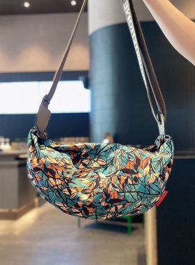 超火包包女2025新款饺子包腰包女士斜挎包休闲帆布轻便旅游外出小