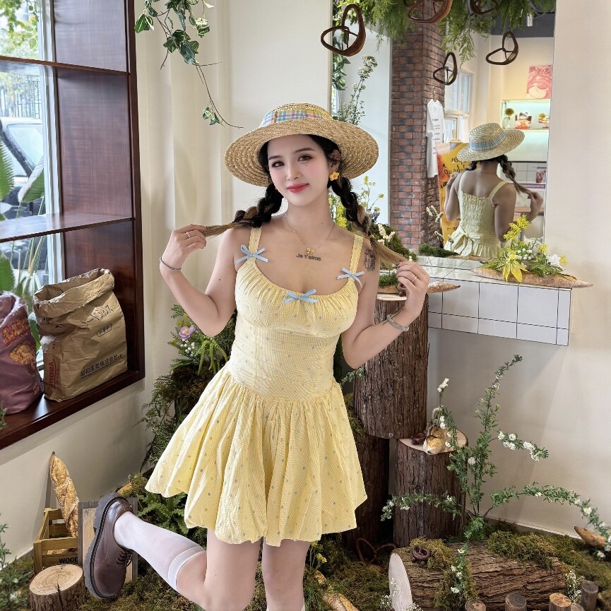 多巴胺黄色波点吊带连衣裙女春夏季蝴蝶结褶皱收腰花苞裙蓬蓬短裙