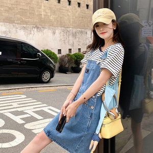 韩版俏皮减龄牛仔背带短裙套装女2025夏季新款显瘦条纹T恤两件套图片