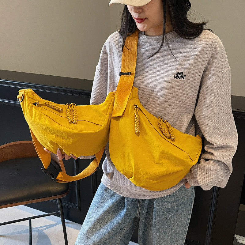 大容量饺子包女2026新款轻便宽带斜挎包尼龙帆布通勤包运动骑行包