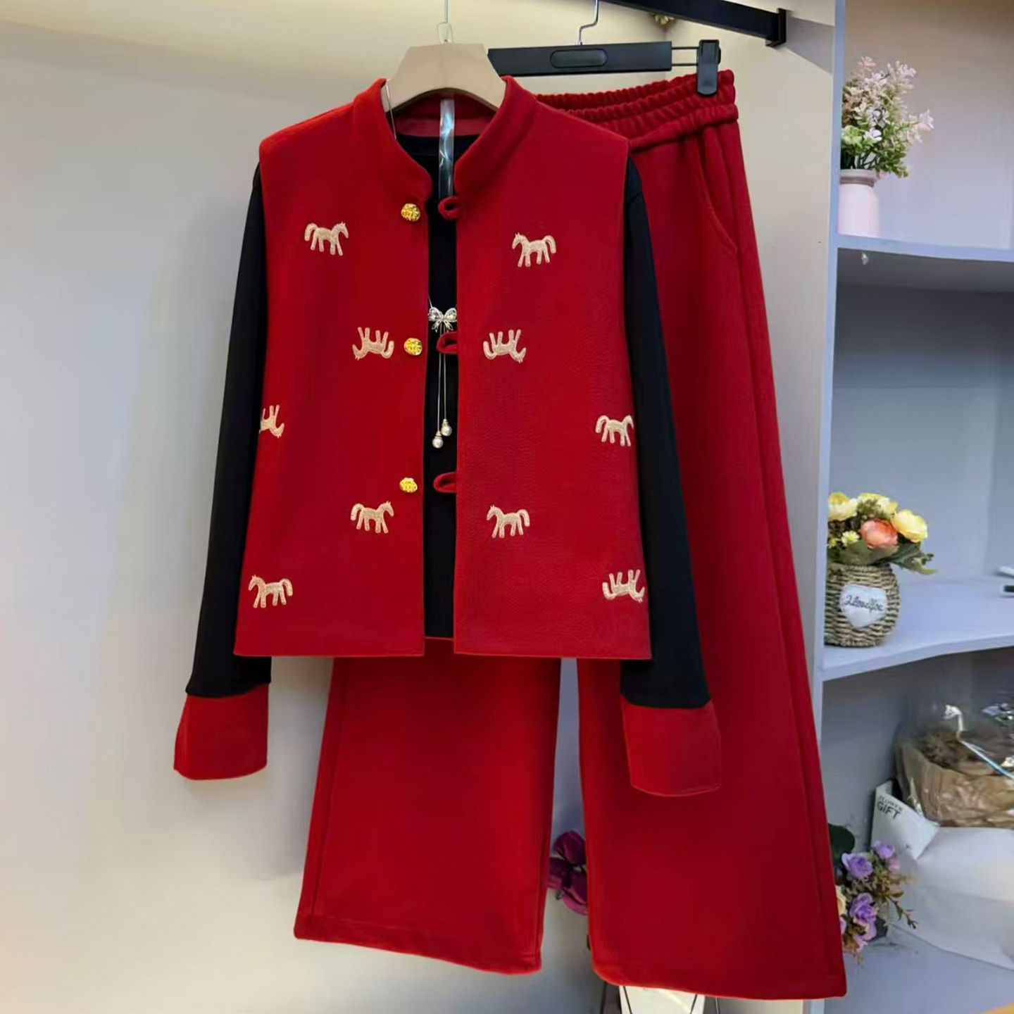 大码胖MM女装新年小马刺绣套装2026新款显瘦内搭马甲裤子三件套潮,女装/女士精品,时尚套装,淘宝优惠券,粉丝福利购,淘宝优惠卷