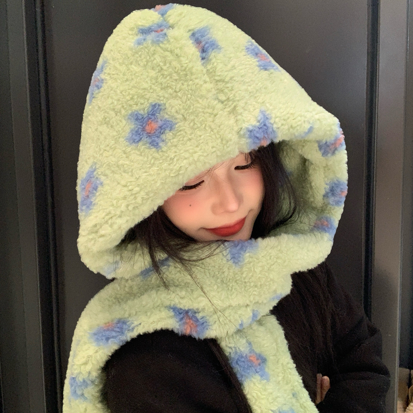 花朵印花点缀毛绒帽子围巾一体女