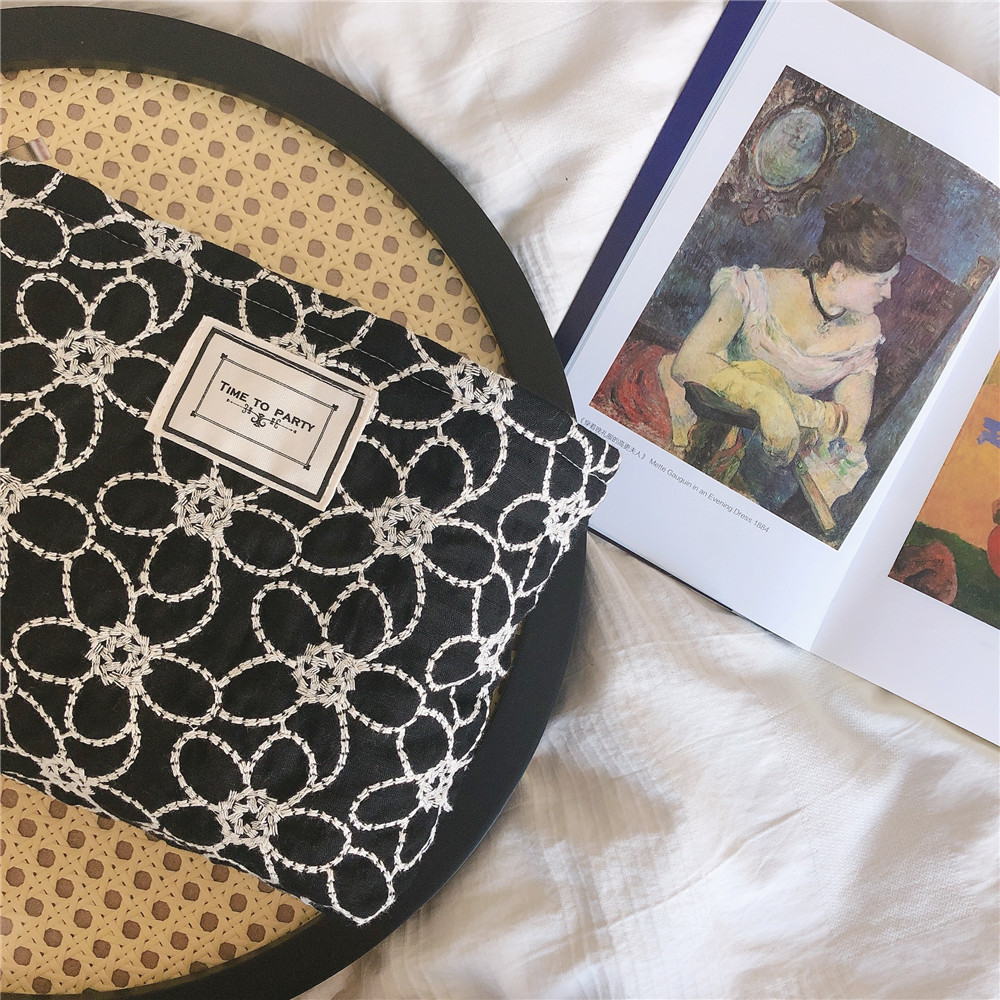 优雅气质款雏菊刺绣拉链化妆包