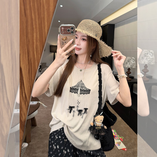 张涩涩26夏“旋转木马” 无龄感时髦  杏色蕾丝印花松弛感亲肤t恤