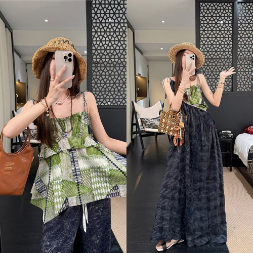 【夏日懒人私服】 张涩涩 莳萝绿吊带+藏青色背带裙