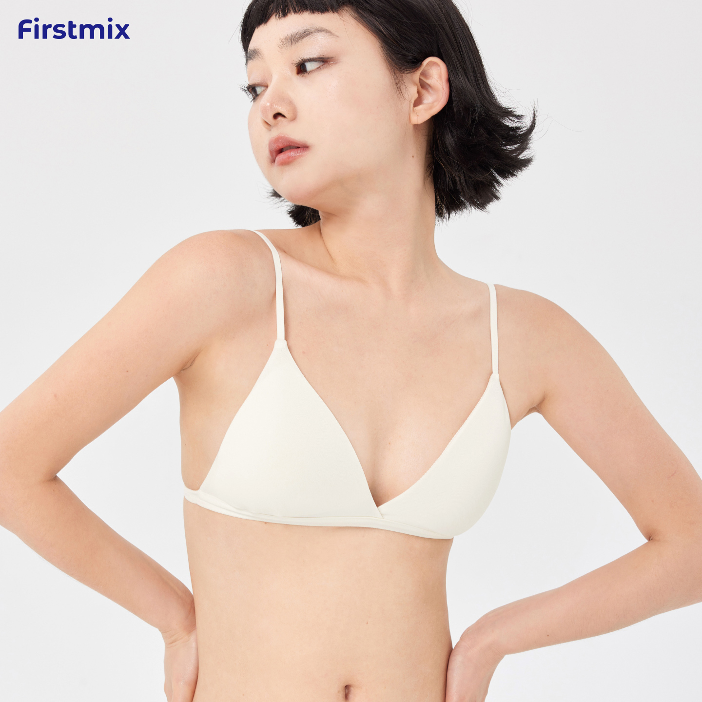 细肩带三角杯文胸，小性感很清凉