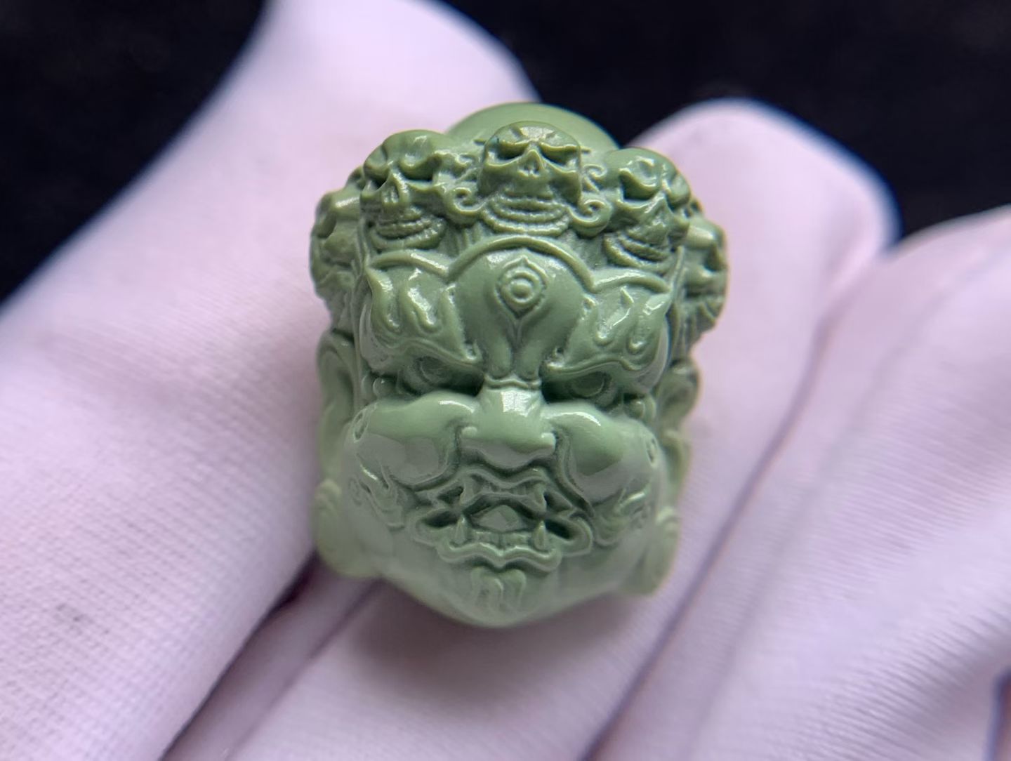 湖北十堰天然原矿高瓷无优化绿松石黄财神雕刻件文玩手串配珠配饰