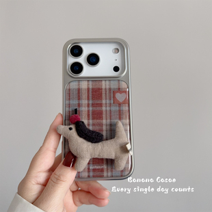 BananaCase秋冬ins复古格纹滴胶硬壳适用iPhone17promax苹果16pro手机壳15pro布艺腊肠狗支架14pro新款13硬壳