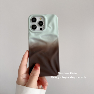 韩国小众ins设计感棕绿色渐变立体褶皱适用iPhone16promax苹果15pro手机壳14pro新款磨砂17pro个性16保护套软