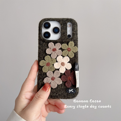 BananaCase秋冬ins复古墨绿底绒布立体小花朵适用17promax苹果16手机壳iPhone15pro