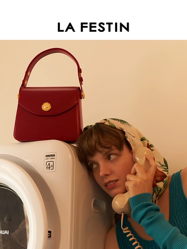 Сумка через плечо, красные свадебные туфли