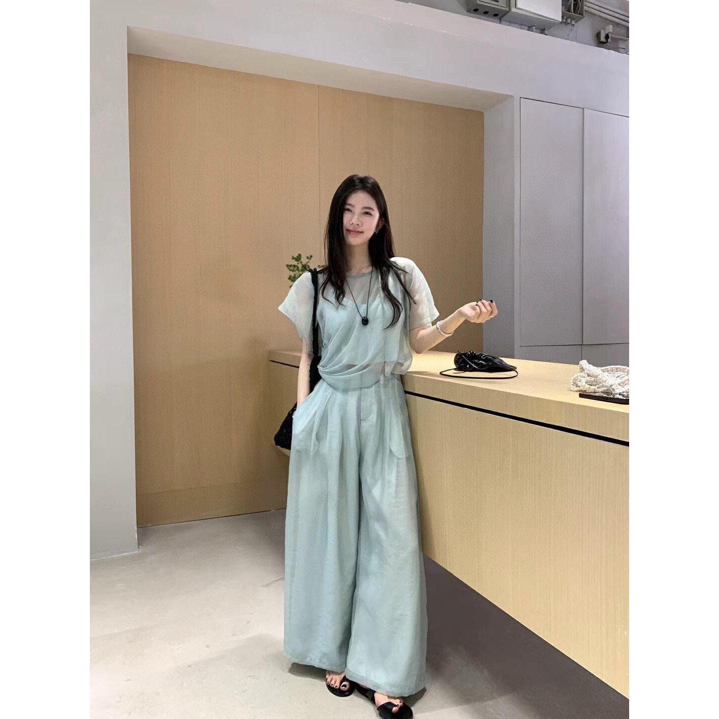 吊带背心+网纱小衫+松紧腰休闲裤