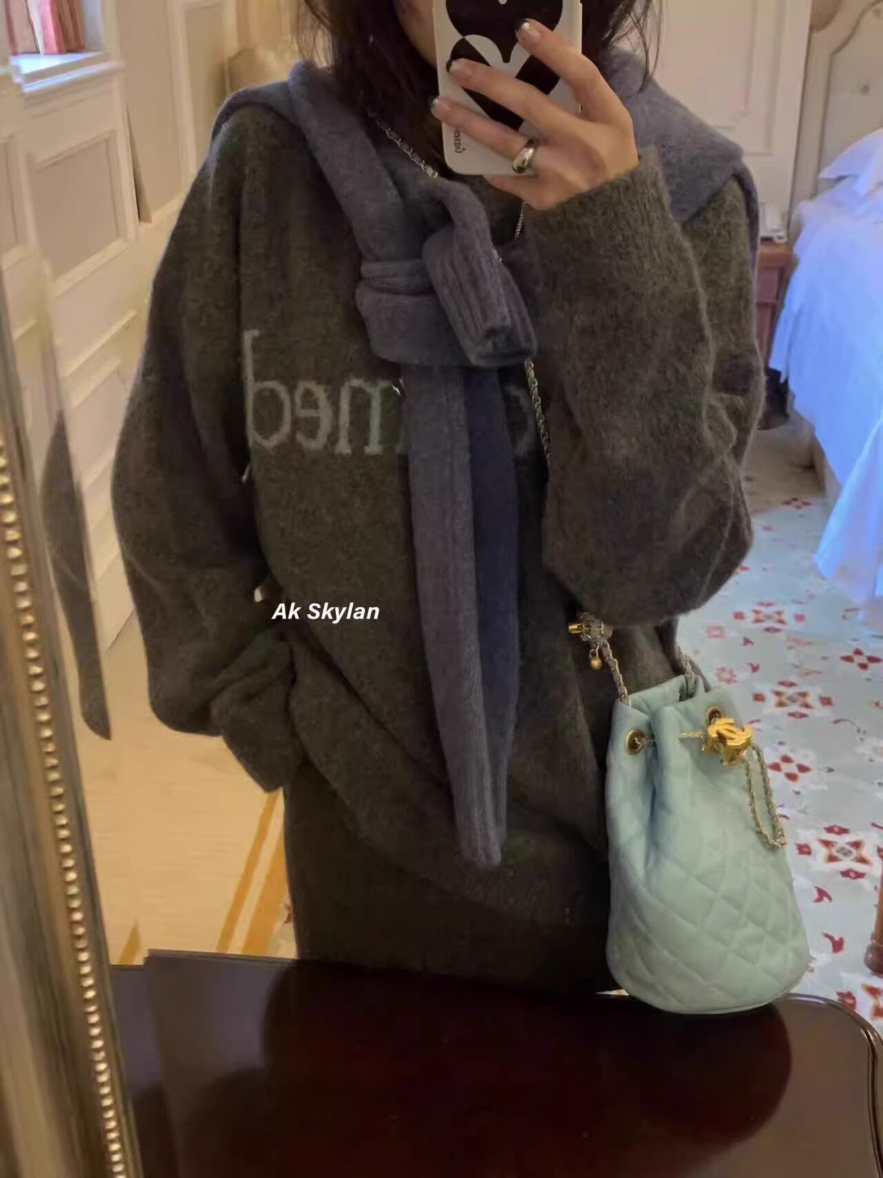 现货减龄款字母印花牦牛绒毛衣女