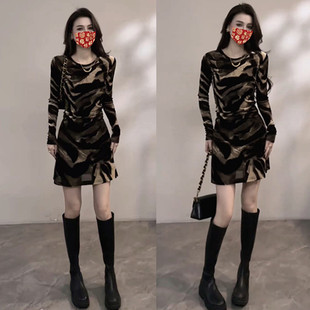 法式复古印花加绒长袖连衣裙女秋冬纯欲豹纹时尚性感绝美A字短裙