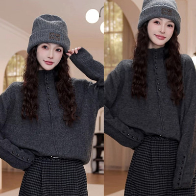 慵懒风灰色半高领排扣针织毛衣