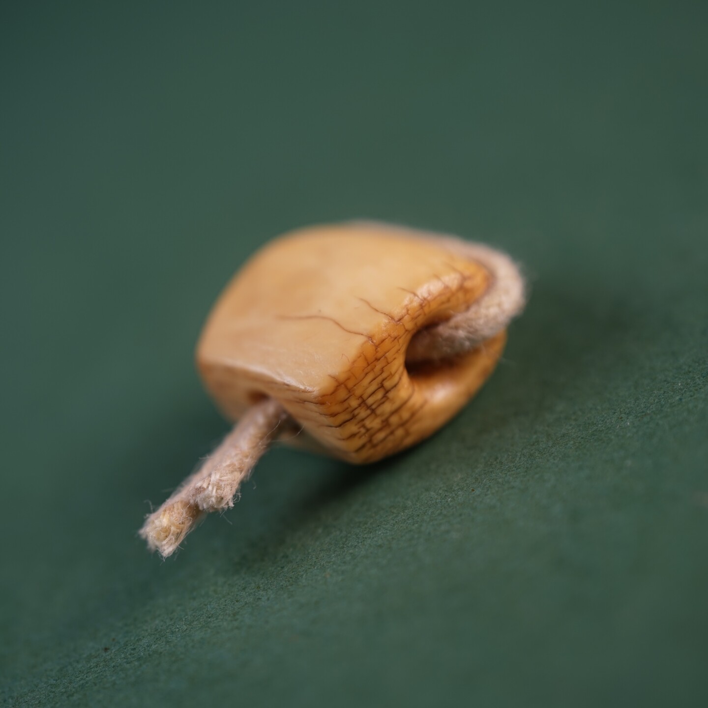 一物一图藏传精工猛犸牙雕文玩三通配饰菩提佛头配珠做旧牙三通珠