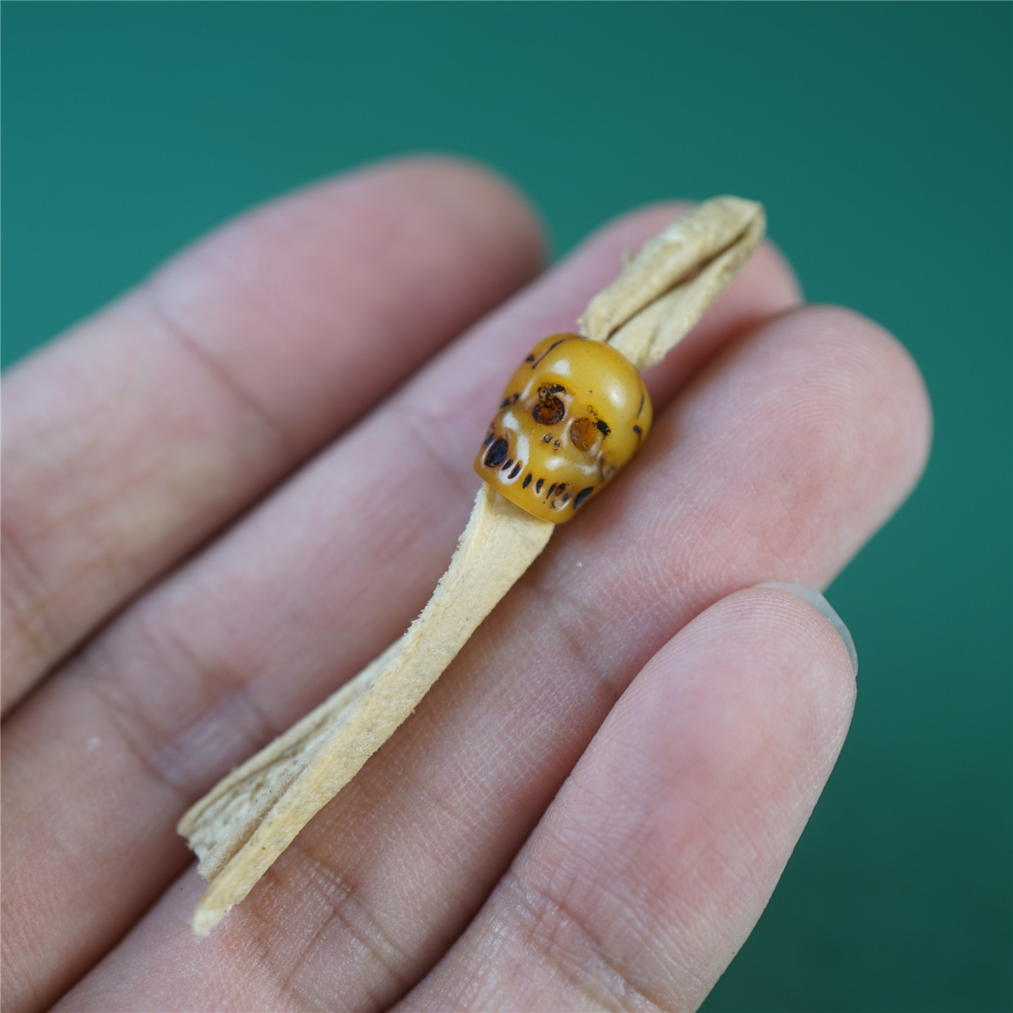 特色西藏传手工羊皮绳卡子骨雕骷髅配珠藏式佛珠配饰文玩菩提侧挂
